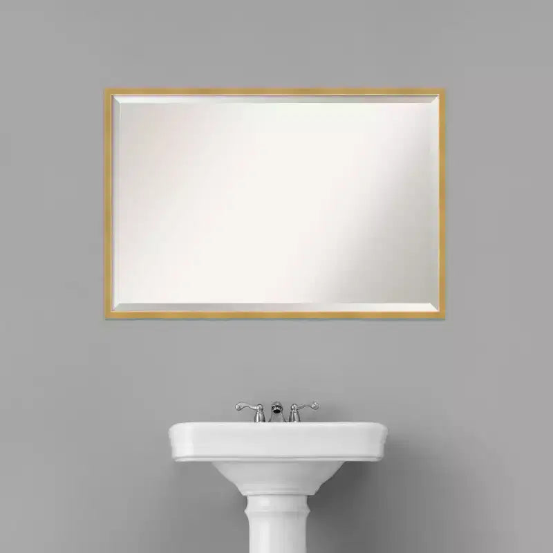 Miroir mural de salle de bain encadré en laiton poli 37" x 25" doré - Amanti Art : rectangulaire moderne, biseauté, mural