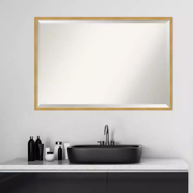 Miroir mural de salle de bain encadré en laiton poli 37" x 25" doré - Amanti Art : rectangulaire moderne, biseauté, mural