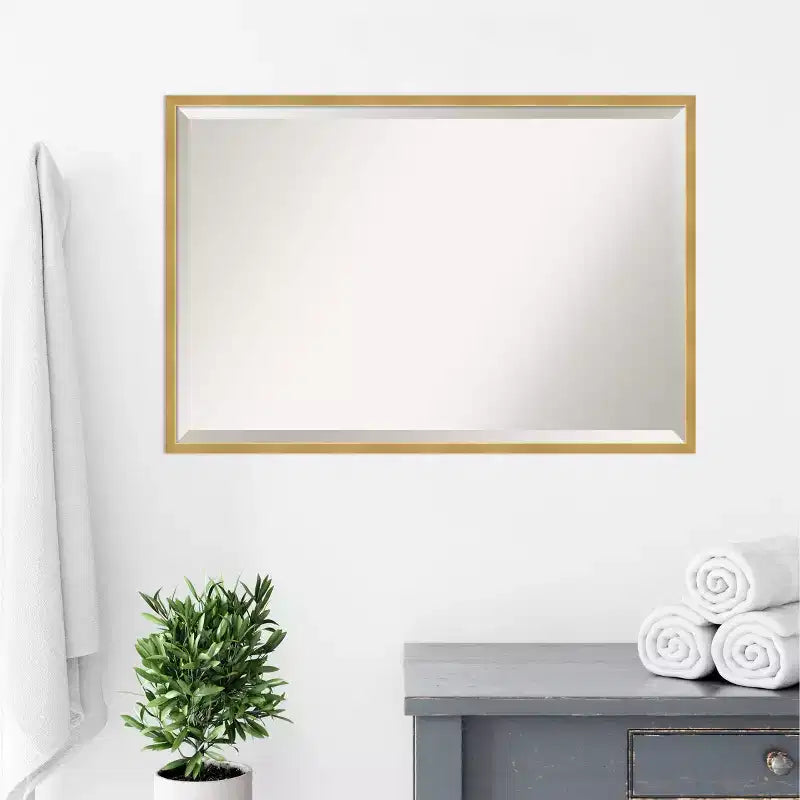 Miroir mural de salle de bain encadré en laiton poli 37" x 25" doré - Amanti Art : rectangulaire moderne, biseauté, mural