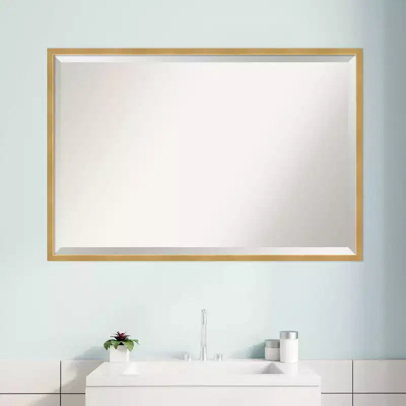 Miroir mural de salle de bain encadré en laiton poli 37" x 25" doré - Amanti Art : rectangulaire moderne, biseauté, mural