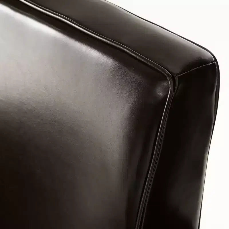 Fauteuil club contemporain rembourré à accoudoirs roulés