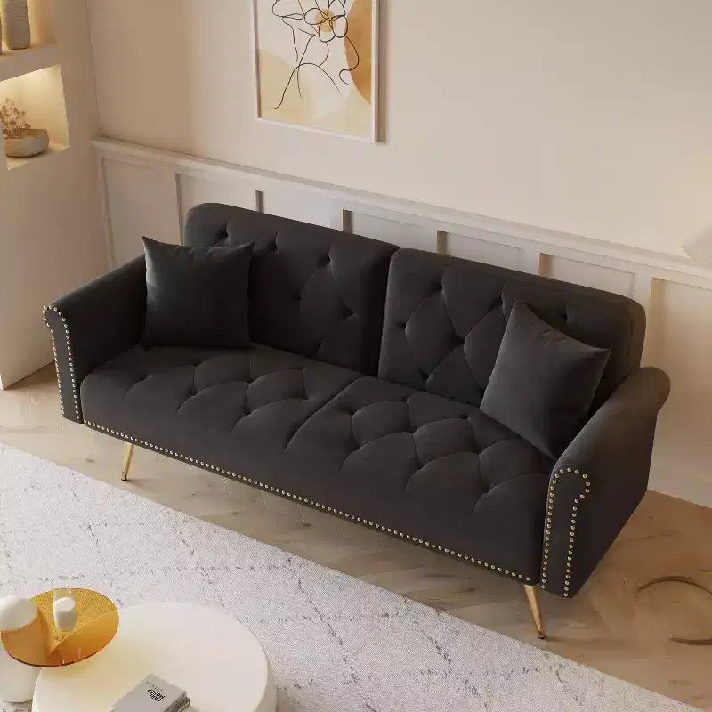 Canapé en velours noir avec clous décoratifs et coussin assorti
