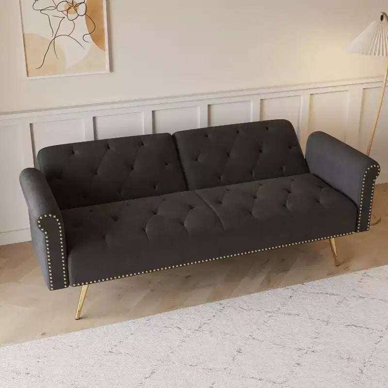 Canapé en velours noir avec clous décoratifs et coussin assorti