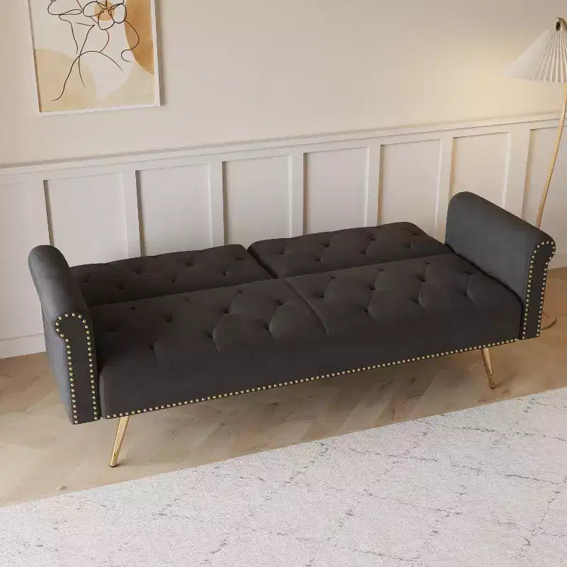 Canapé en velours noir avec clous décoratifs et coussin assorti