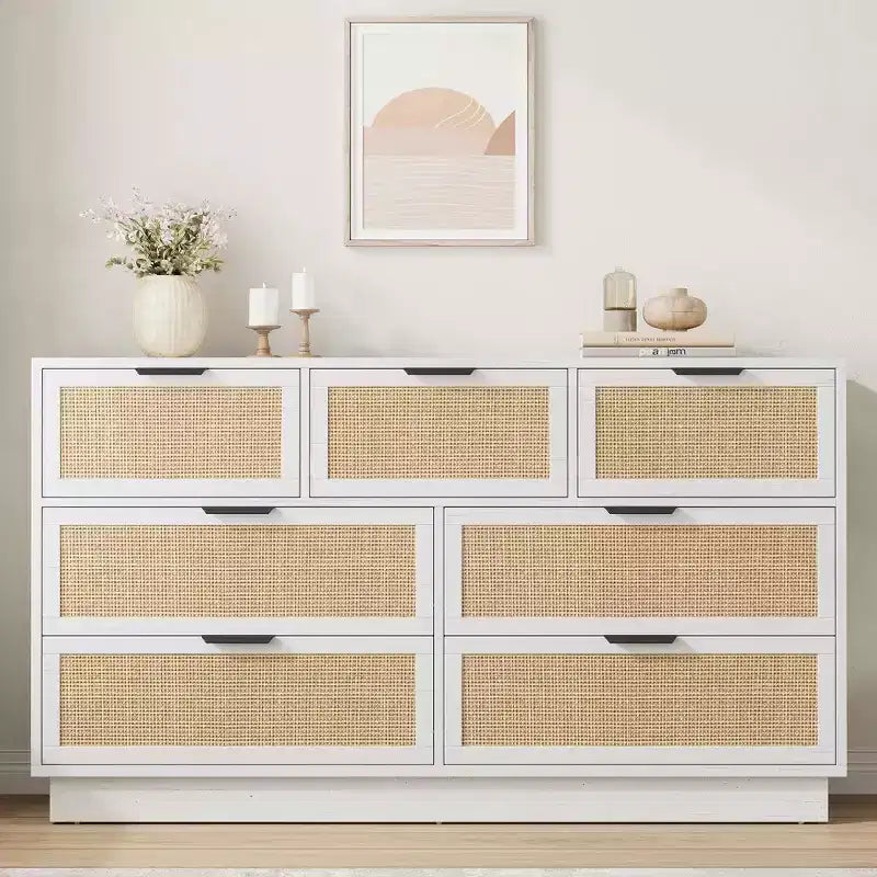 Commode à 7 tiroirs en rotin de 140 cm de large, avec poignées métalliques et base robuste en bois, pour chambre, salon ou chambre d'enfant