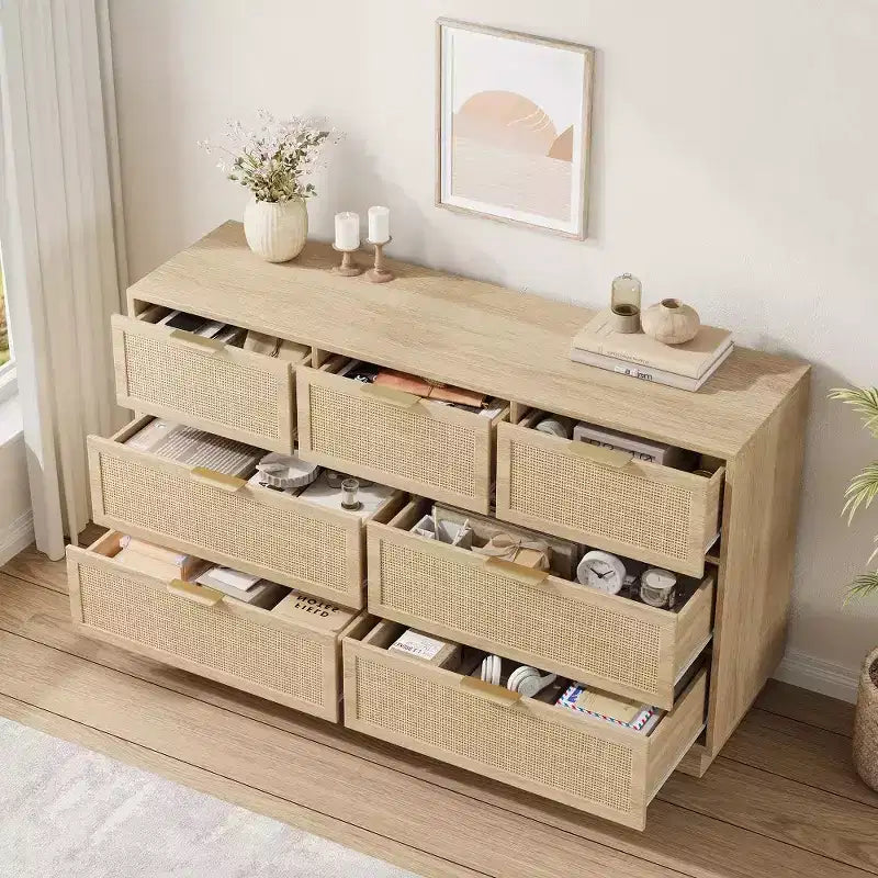 Commode à 7 tiroirs en rotin de 140 cm de large, avec poignées métalliques et base robuste en bois, pour chambre, salon ou chambre d'enfant