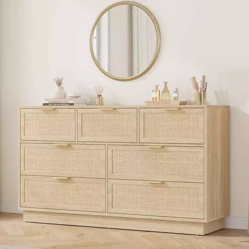 Commode à 7 tiroirs en rotin de 140 cm de large, avec poignées métalliques et base robuste en bois, pour chambre, salon ou chambre d'enfant
