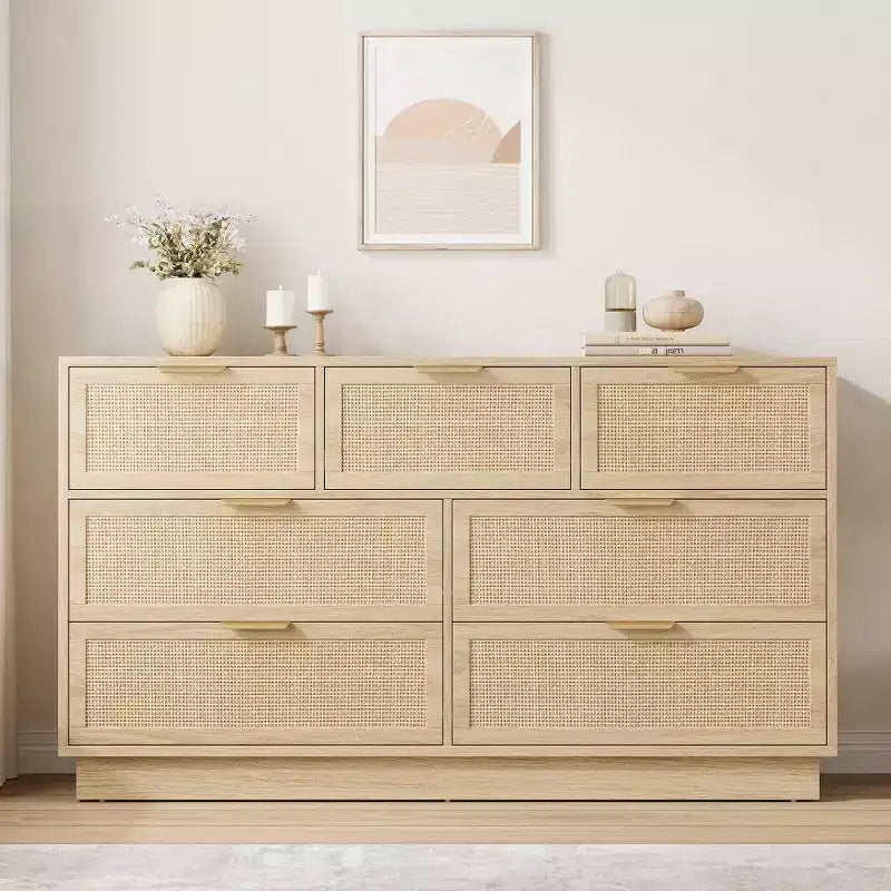 Commode à 7 tiroirs en rotin de 140 cm de large, avec poignées métalliques et base robuste en bois, pour chambre, salon ou chambre d'enfant