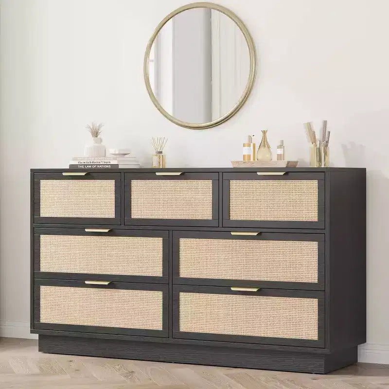 Commode à 7 tiroirs en rotin de 140 cm de large, avec poignées métalliques et base robuste en bois, pour chambre, salon ou chambre d'enfant