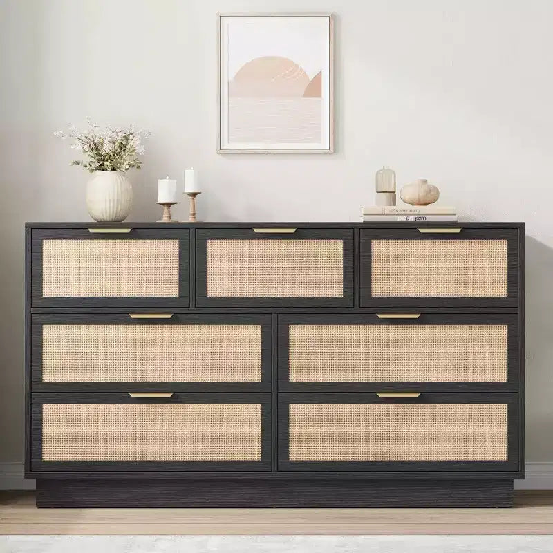 Commode à 7 tiroirs en rotin de 140 cm de large, avec poignées métalliques et base robuste en bois, pour chambre, salon ou chambre d'enfant