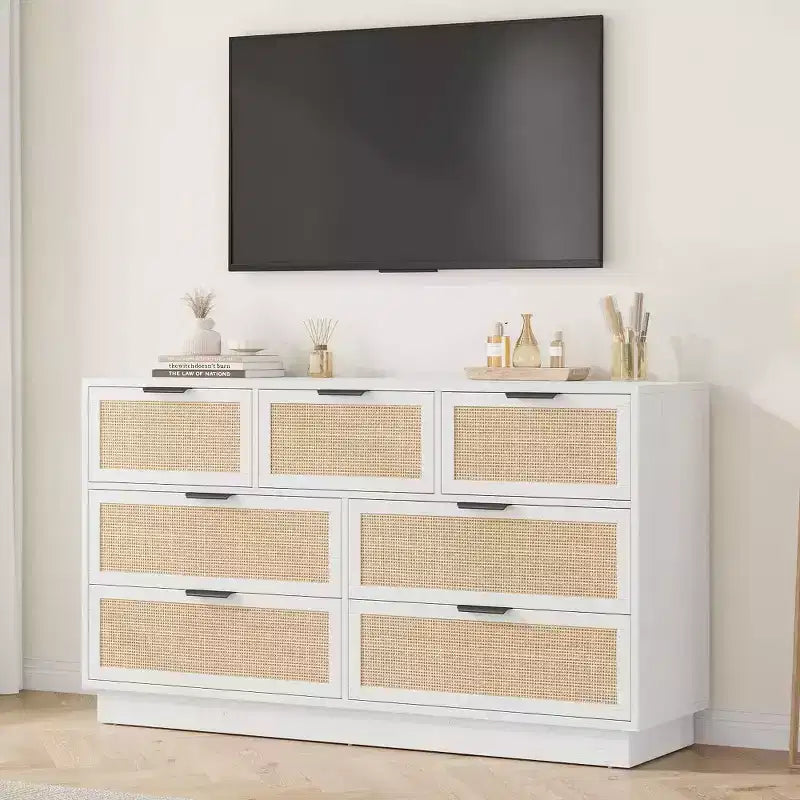 Commode à 7 tiroirs en rotin de 140 cm de large, avec poignées métalliques et base robuste en bois, pour chambre, salon ou chambre d'enfant