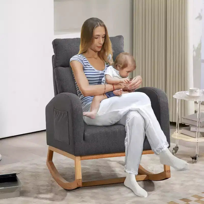 Fauteuil à bascule gris rembourré avec base en bois, dossier rembourré et poches latéralesFauteuil planeur moderne pour la chambre de bébé, le salon ou la chambre à coucher