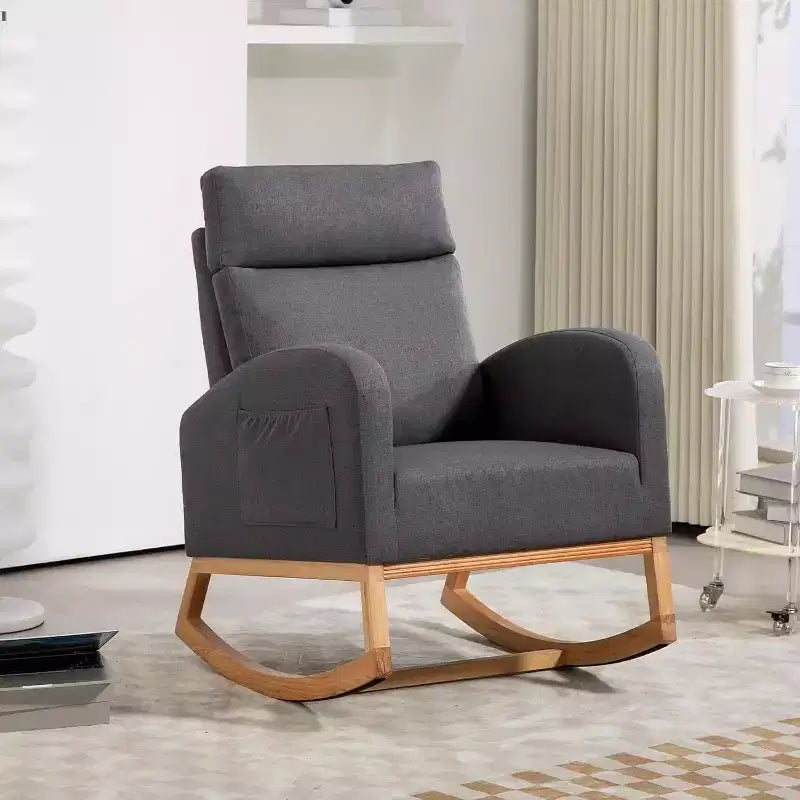 Fauteuil à bascule gris rembourré avec base en bois, dossier rembourré et poches latéralesFauteuil planeur moderne pour la chambre de bébé, le salon ou la chambre à coucher