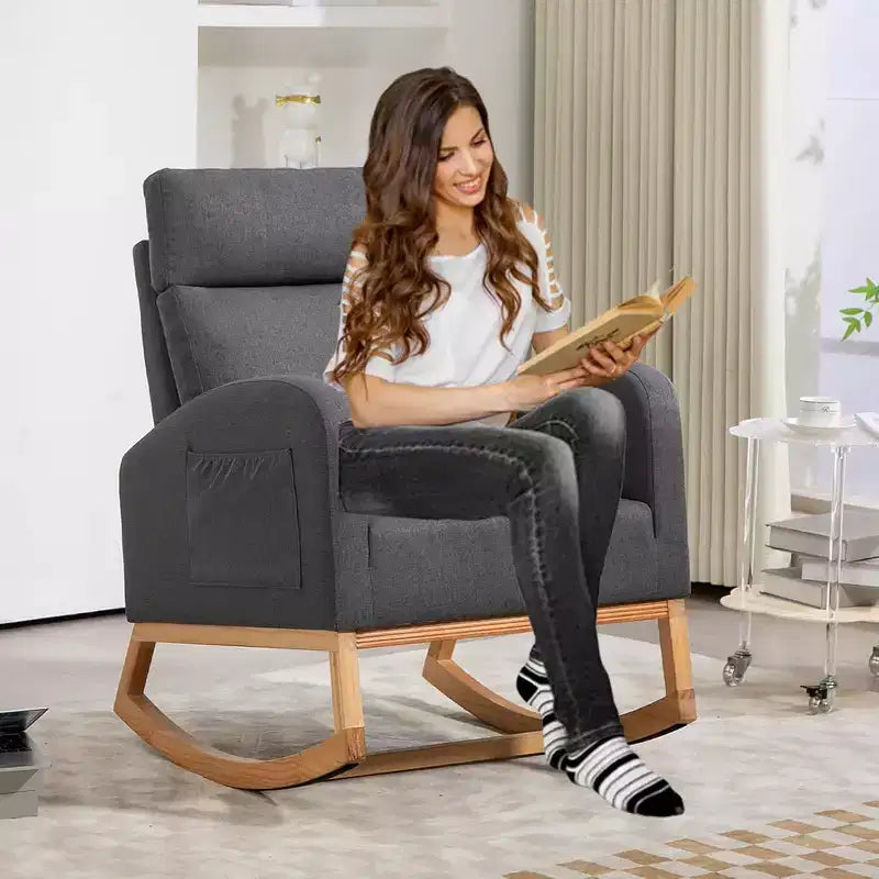 Fauteuil à bascule gris rembourré avec base en bois, dossier rembourré et poches latéralesFauteuil planeur moderne pour la chambre de bébé, le salon ou la chambre à coucher