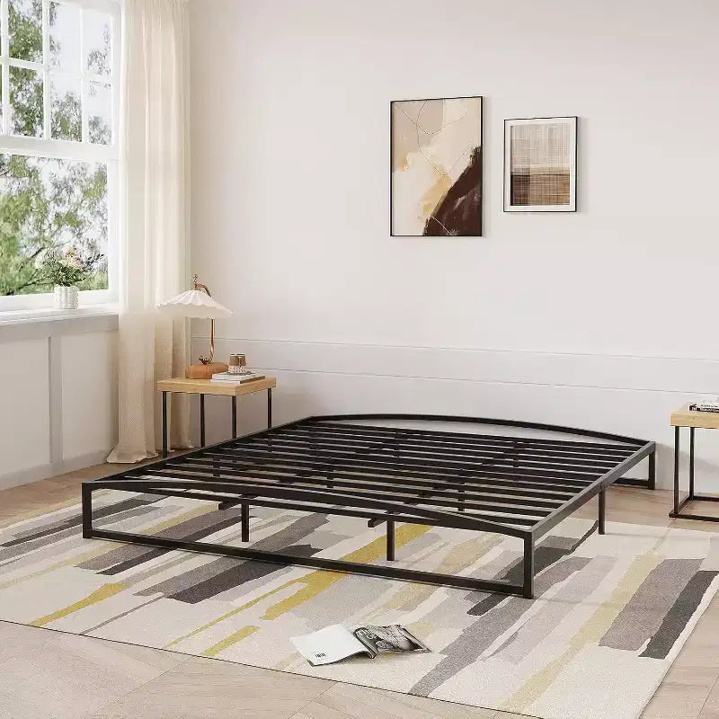 Cadre de lit plateforme 10 pouces en métal, taille King. Lattes robustes offrant un excellent soutien et un espace de rangement sous le lit. Pas besoin de sommier, assemblage facile, couleur noire.