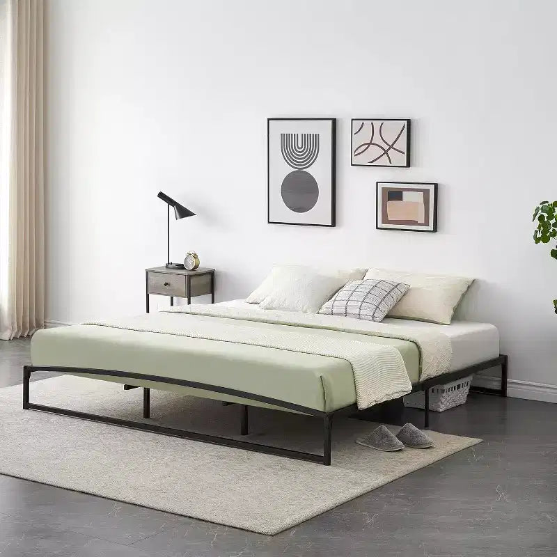 Cadre de lit plateforme 10 pouces en métal, taille King. Lattes robustes offrant un excellent soutien et un espace de rangement sous le lit. Pas besoin de sommier, assemblage facile, couleur noire.