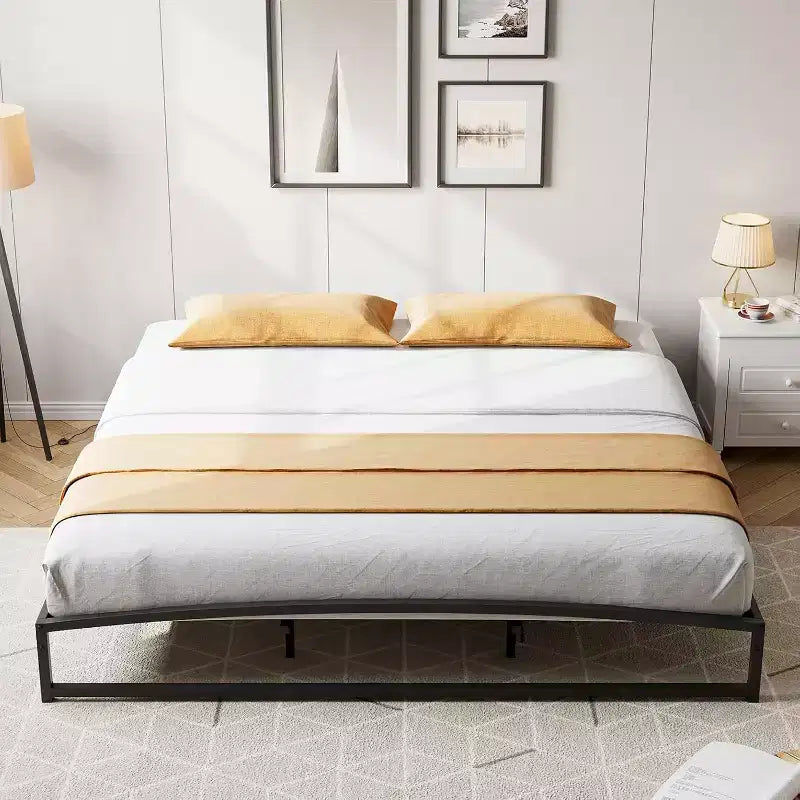Cadre de lit plateforme 10 pouces en métal, taille King. Lattes robustes offrant un excellent soutien et un espace de rangement sous le lit. Pas besoin de sommier, assemblage facile, couleur noire.