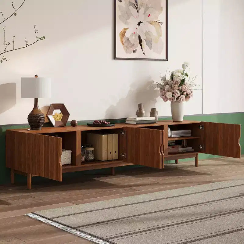 Meuble TV de 221 cm pour téléviseurs jusqu'à 228 cm, console média avec 4 compartiments, pieds en bois massif et panneau à rainures verticales