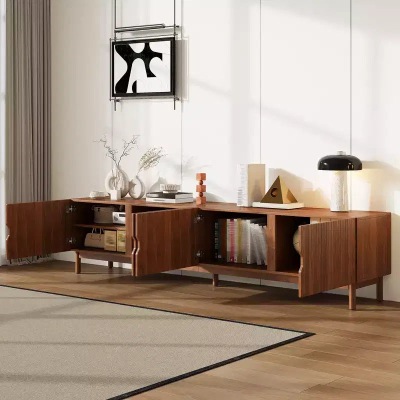 Meuble TV de 221 cm pour téléviseurs jusqu'à 228 cm, console média avec 4 compartiments, pieds en bois massif et panneau à rainures verticales