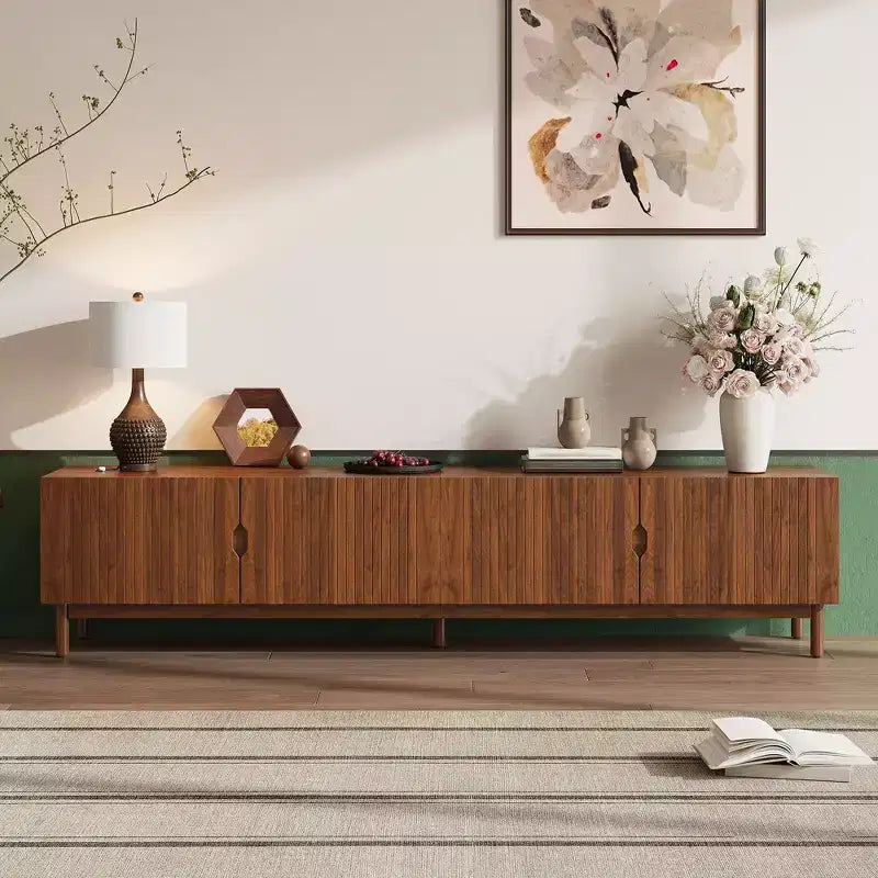 Meuble TV de 221 cm pour téléviseurs jusqu'à 228 cm, console média avec 4 compartiments, pieds en bois massif et panneau à rainures verticales