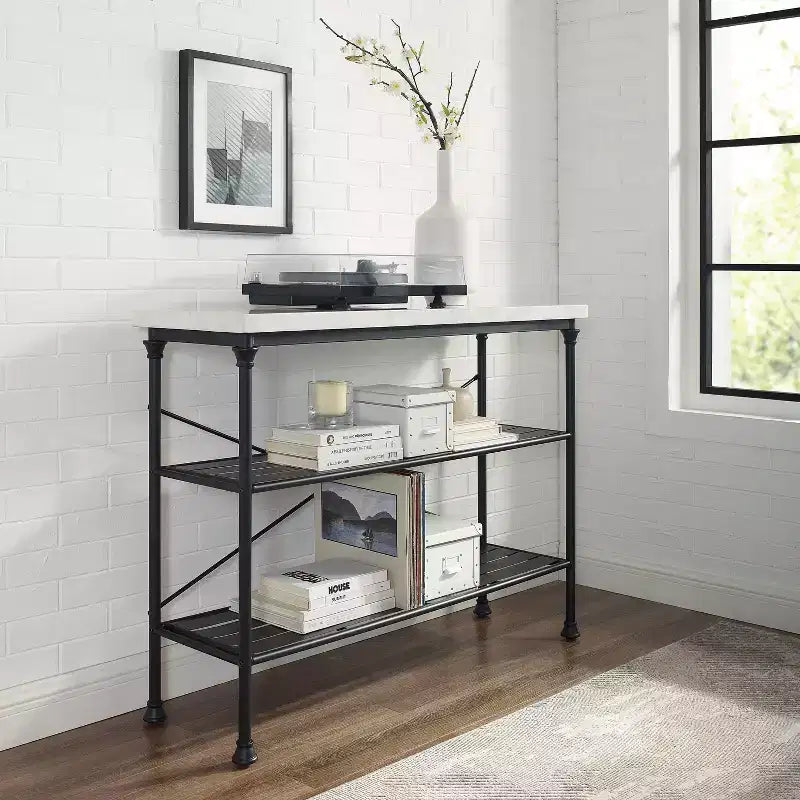 Console noire mate, style industriel français avec étagères ouvertes